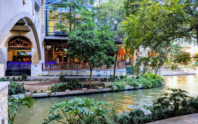 Daytime terraces and greenery along the San Antonio River Walk